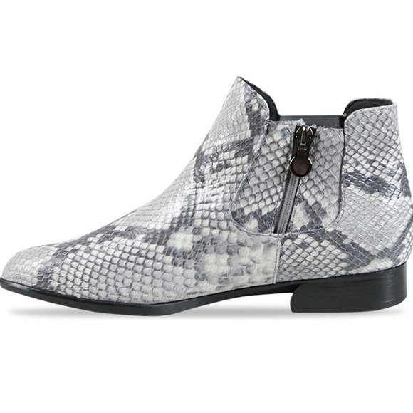 Women’s Munro Cate Grey Water Resistance Snake Print Booties 9 US! - Picture 3 of 11